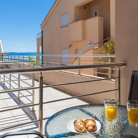 아파트 Noa With Sea View And Private Parking